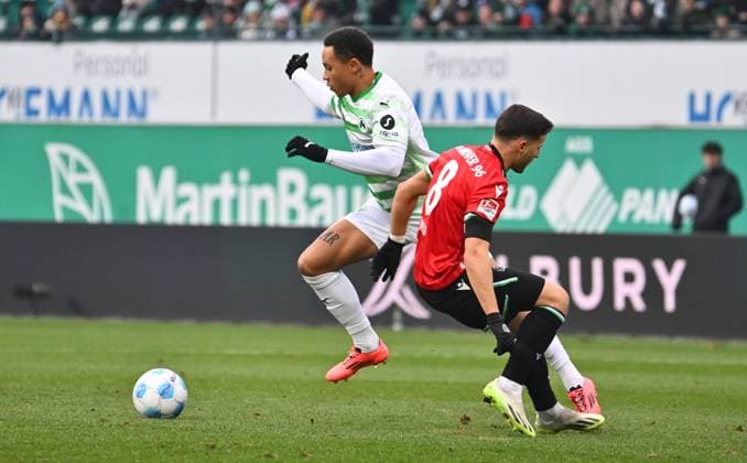 15 12 2024 Soccer Season 2024 2025 2 Soccer Bundesliga 16 Matchday SpVgg Greuther Fürth Kleeblatt Hannover 96 Sportfoto Zink xwoxzix DFL regulations prohibit any use of photographs as image sequences and or quasi video only for editorial use Roberto Massimo 11, SpVgg Greuther Fürth Enzo Leopold 8, Hannover 96 H96