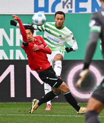 15 12 2024 Soccer Season 2024 2025 2 Soccer Bundesliga 16 Matchday SpVgg Greuther Fürth Kleeblatt Hannover 96 Sportfoto Zink xwoxzix DFL regulations prohibit any use of photographs as image sequences and or quasi video only for editorial use Hyunju Lee 11, Hannover 96 H96 Roberto Massimo 11, SpVgg Greuther Fürth