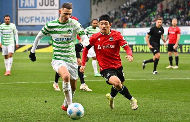 15 12 2024 Soccer Season 2024 2025 2 Soccer Bundesliga 16 Matchday SpVgg Greuther Fürth Kleeblatt Hannover 96 Sportfoto Zink xwoxzix DFL regulations prohibit any use of photographs as image sequences and or quasi video only for editorial use Branimir Hrgota 10, SpVgg Greuther Fürth Hyunju Lee 11, Hannover 96 H96