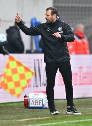 15 12 2024 Soccer Season 2024 2025 2 Soccer Bundesliga 16 Matchday SpVgg Greuther Fürth Kleeblatt Hannover 96 Sportfoto Zink xwoxzix DFL regulations prohibit any use of photographs as image sequences and or quasi video only for editorial use Jan Siewert Trainer SpVgg Greuther Fürth