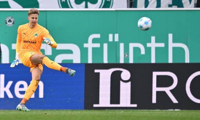 15 12 2024 Soccer Season 2024 2025 2 Soccer Bundesliga 16 Matchday SpVgg Greuther Fürth Kleeblatt Hannover 96 Sportfoto Zink xwoxzix DFL regulations prohibit any use of photographs as image sequences and or quasi video only for editorial use Moritz Schulze 42, SpVgg Greuther Fürth
