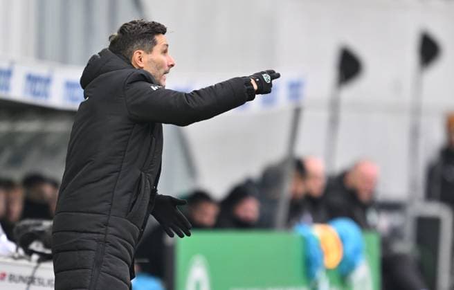 15 12 2024 Soccer Season 2024 2025 2 Soccer Bundesliga 16 Matchday SpVgg Greuther Fürth Kleeblatt Hannover 96 Sportfoto Zink xwoxzix DFL regulations prohibit any use of photographs as image sequences and or quasi video only for editorial use Stefan Leitl Trainer Hannover 96 H96