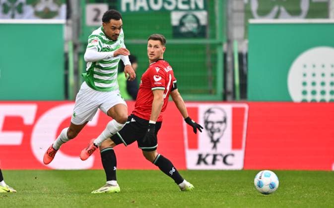 15 12 2024 Soccer Season 2024 2025 2 Soccer Bundesliga 16 Matchday SpVgg Greuther Fürth Kleeblatt Hannover 96 Sportfoto Zink xwoxzix DFL regulations prohibit any use of photographs as image sequences and or quasi video only for editorial use Sacha Banse Bansé 6, SpVgg Greuther Fürth Enzo Leopold 8, Hannover 96 H96