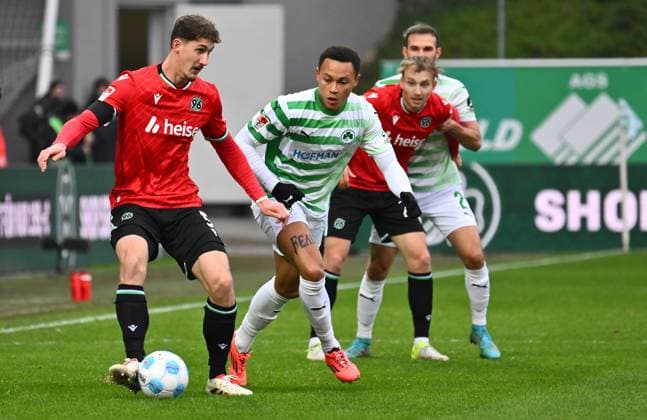15 12 2024 Soccer Season 2024 2025 2 Soccer Bundesliga 16 Matchday SpVgg Greuther Fürth Kleeblatt Hannover 96 Sportfoto Zink xwoxzix DFL regulations prohibit any use of photographs as image sequences and or quasi video only for editorial use Phil Neumann 5, Hannover 96 H96 Roberto Massimo 11, SpVgg Greuther Fürth
