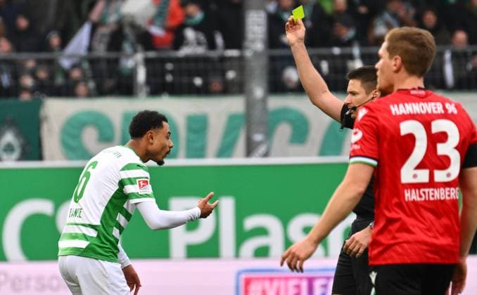 15 12 2024 Soccer Season 2024 2025 2 Soccer Bundesliga 16 Matchday SpVgg Greuther Fürth Kleeblatt Hannover 96 Sportfoto Zink xwoxzix DFL regulations prohibit any use of photographs as image sequences and or quasi video only for editorial use Tobias Reichel Referee shows Sacha Banse Bansé 6, SpVgg Greuther Fürth yellow card yellow
