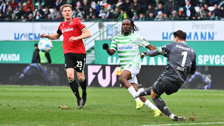 15 12 2024 Soccer Season 2024 2025 2 Soccer Bundesliga 16 Matchday SpVgg Greuther Fürth Kleeblatt Hannover 96 Sportfoto Zink xwoxzix DFL regulations prohibit any use of photographs as image sequences and or quasi video only for editorial use Noel Futkeu 9, SpVgg Greuther Fürth Ron Robert Zieler 1, Hannover 96 H96