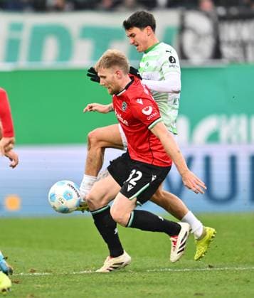 15 12 2024 Soccer Season 2024 2025 2 Soccer Bundesliga 16 Matchday SpVgg Greuther Fürth Kleeblatt Hannover 96 Sportfoto Zink xwoxzix DFL regulations prohibit any use of photographs as image sequences and or quasi video only for editorial use Andreas Voglsammer 32, Hannover 96 H96 Marco Meyerhöfer Meyerhoefer 18, SpVgg Greuther Fürth