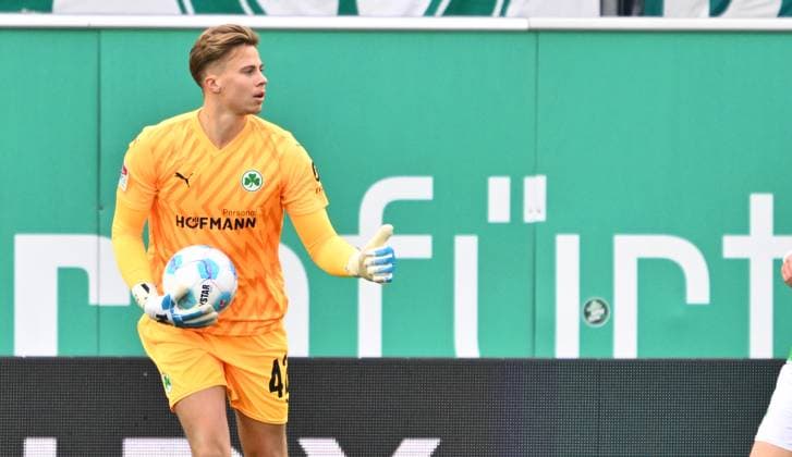 15 12 2024 Soccer Season 2024 2025 2 Soccer Bundesliga 16 Matchday SpVgg Greuther Fürth Kleeblatt Hannover 96 Sportfoto Zink xwoxzix DFL regulations prohibit any use of photographs as image sequences and or quasi video only for editorial use Moritz Schulze 42, SpVgg Greuther Fürth Thumbs up Thumbs up