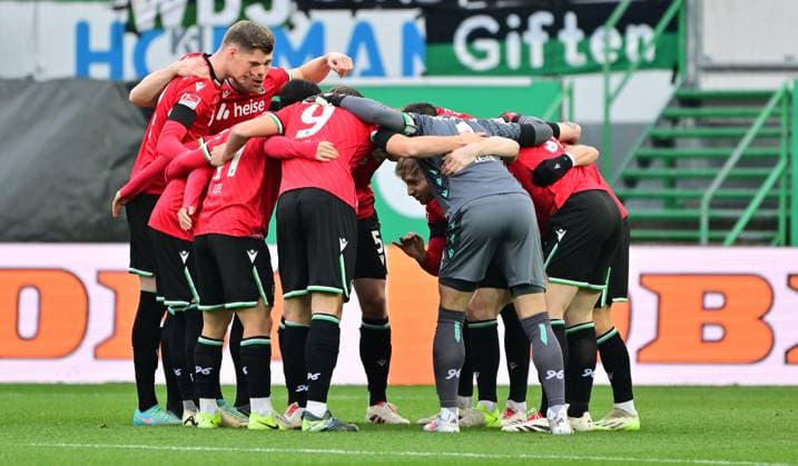 15 12 2024 Soccer Season 2024 2025 2 Soccer Bundesliga 16 Matchday SpVgg Greuther Fürth Kleeblatt Hannover 96 Sportfoto Zink MeZi xmexzix DFL regulations prohibit any use of photographs as image sequences and or quasi video only for editorial use Teamkreis Mannschaft Team Hannover vor Spielbeginn
