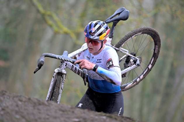 UCI Cyclocross World Cup series 2024-2025 in Namur NAMUR, BELGIUM - DECEMBER 15 : Backstedt Zoe (GBR) of Canyon - Sram Racing during the 4th leg of the UCI Cyclocross World Cup series 2024-2025 in Namur, Belgium, 15 12 2024 Namur Belgium  Copyright: xSesx