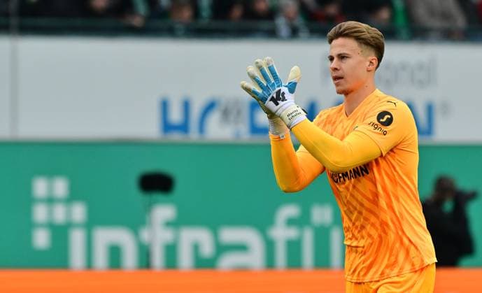 15 12 2024 Soccer Season 2024 2025 2 Soccer Bundesliga 16 Matchday SpVgg Greuther Fürth Kleeblatt Hannover 96 Sportfoto Zink MeZi xmexzix DFL regulations prohibit any use of photographs as image sequences and or quasi video only for editorial use Moritz Schulze 42, SpVgg Greuther Fürth before the start of the match