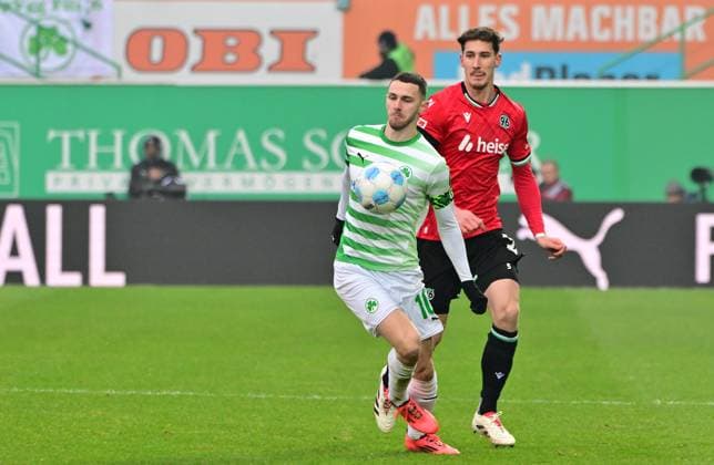 15 12 2024 Soccer season 2024 2025 2 Soccer Bundesliga 16 Matchday SpVgg Greuther Fürth Kleeblatt Hannover 96 Sportfoto Zink MeZi xmexzix DFL regulations prohibit any use of photographs as image sequences and or quasi video only for editorial use Branimir Hrgota 10, SpVgg Greuther Fürth vor Phil Neumann 5, Hannover 96 H96