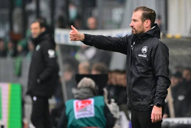 15 12 2024 Soccer Season 2024 2025 2 Soccer Bundesliga 16 Matchday SpVgg Greuther Fürth Kleeblatt Hannover 96 Sportfoto Zink MeZi xmexzix DFL regulations prohibit any use of photographs as image sequences and or quasi video only for editorial use Jan Siewert Trainer SpVgg Greuther Fürth Thumbs up Thumbs up