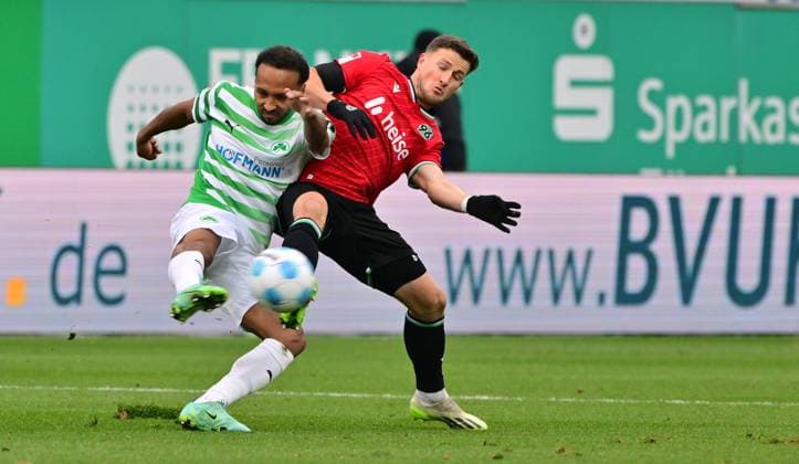 15 12 2024 Soccer season 2024 2025 2 Soccer Bundesliga 16 Matchday SpVgg Greuther Fürth Kleeblatt Hannover 96 Sportfoto Zink MeZi xmexzix DFL regulations prohibit any use of photographs as image sequences and or quasi video only for editorial use Julian Green 37, SpVgg Greuther Fürth Enzo Leopold 8, Hannover 96 H96, right