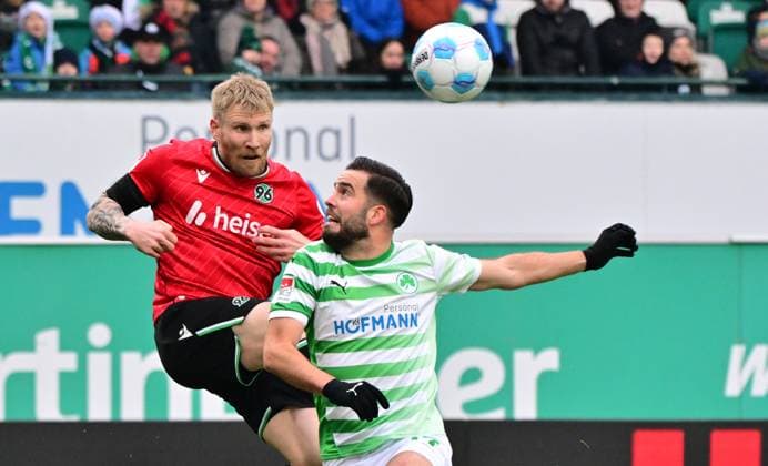 15 12 2024 Soccer season 2024 2025 2 Soccer Bundesliga 16 Matchday SpVgg Greuther Fürth Kleeblatt Hannover 96 Sportfoto Zink MeZi xmexzix DFL regulations prohibit any use of photographs as image sequences and or quasi video only for editorial use Andreas Voglsammer 32, Hannover 96 H96 Niko Gießelmann Giesselmann 17, SpVgg Greuther Fürth, rechts