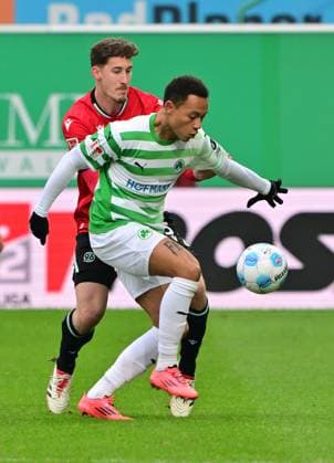 15 12 2024 Soccer season 2024 2025 2 Soccer Bundesliga 16 Matchday SpVgg Greuther Fürth Kleeblatt Hannover 96 Sportfoto Zink MeZi xmexzix DFL regulations prohibit any use of photographs as image sequences and or quasi video only for editorial use Roberto Massimo 11, SpVgg Greuther Fürth vor Phil Neumann 5, Hannover 96 H96