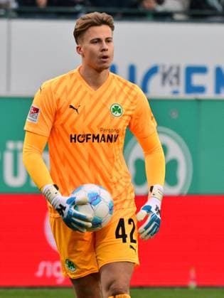 15 12 2024 Soccer Season 2024 2025 2 Soccer Bundesliga 16 Matchday SpVgg Greuther Fürth Kleeblatt Hannover 96 Sportfoto Zink MeZi xmexzix DFL regulations prohibit any use of photographs as image sequences and or quasi video only for editorial use Moritz Schulze 42, SpVgg Greuther Fürth
