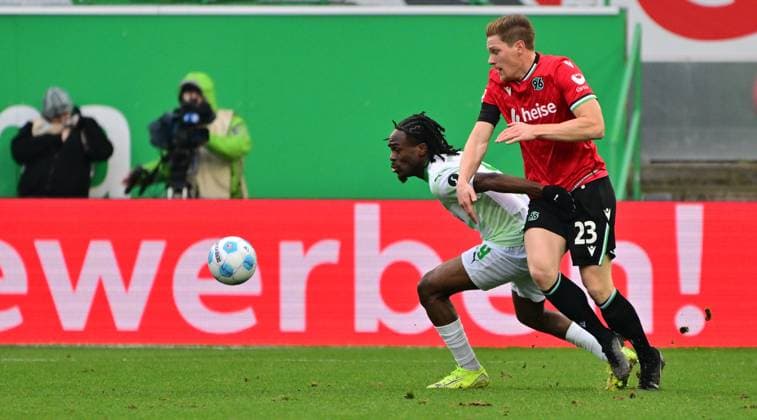 15 12 2024 Soccer season 2024 2025 2 Soccer Bundesliga 16 Matchday SpVgg Greuther Fürth Kleeblatt Hannover 96 Sportfoto Zink MeZi xmexzix DFL regulations prohibit any use of photographs as image sequences and or quasi video only for editorial use Noel Futkeu 9, SpVgg Greuther Fürth Marcel Halstenberg 23, Hannover 96 H96, rechts