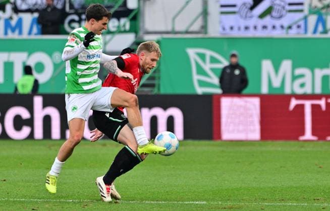 15 12 2024 Soccer season 2024 2025 2 Soccer Bundesliga 16 Matchday SpVgg Greuther Fürth Kleeblatt Hannover 96 Sportfoto Zink MeZi xmexzix DFL regulations prohibit any use of photographs as image sequences and or quasi video only for editorial use Marco Meyerhöfer Meyerhoefer 18, SpVgg Greuther Fürth vor Andreas Voglsammer 32, Hannover 96 H96