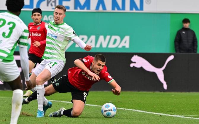 15 12 2024 Soccer season 2024 2025 2 Soccer Bundesliga 16 Matchday SpVgg Greuther Fürth Kleeblatt Hannover 96 Sportfoto Zink MeZi xmexzix DFL regulations prohibit any use of photographs as image sequences and or quasi video only for editorial use Gian Luca Gian Luca Itter 27, SpVgg Greuther Fürth clears in front of Nicolo Tresoldi 9, Hannover 96 H96, right