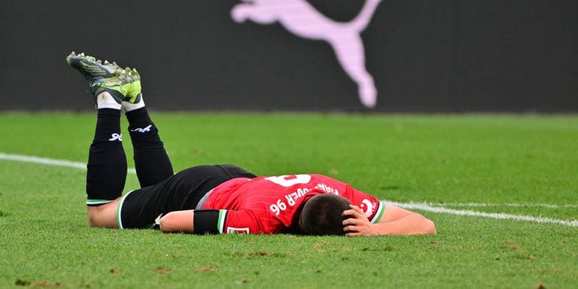 15 12 2024 Soccer season 2024 2025 2 Soccer Bundesliga 16 Matchday SpVgg Greuther Fürth Kleeblatt Hannover 96 Sportfoto Zink MeZi xmexzix DFL regulations prohibit any use of photographs as image sequences and or quasi video only for editorial use Nicolo Tresoldi 9, Hannover 96 H96 disappointed disappointment battered on the ground