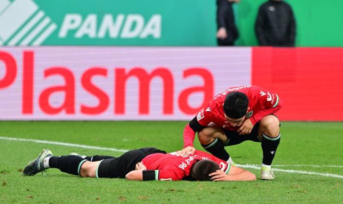 15 12 2024 Soccer season 2024 2025 2 Soccer Bundesliga 16 Matchday SpVgg Greuther Fürth Kleeblatt Hannover 96 Sportfoto Zink MeZi xmexzix DFL regulations prohibit any use of photographs as image sequences and or quasi video only for editorial use Hyunju Lee 11, Hannover 96 H96 at Nicolo Tresoldi 9, Hannover 96 H96, battered on the ground