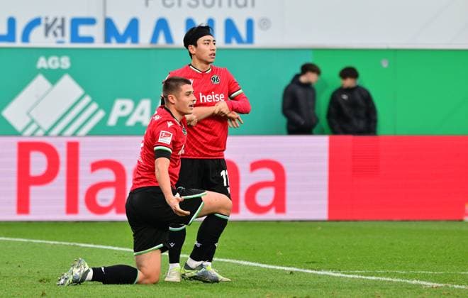 15 12 2024 Soccer season 2024 2025 2 Soccer Bundesliga 16 Matchday SpVgg Greuther Fürth Kleeblatt Hannover 96 Sportfoto Zink MeZi xmexzix DFL regulations prohibit any use of photographs as image sequences and or quasi video only for editorial use Nicolo Tresoldi 9, Hannover 96 H96 Hyunju Lee 11, Hannover 96 H96, right