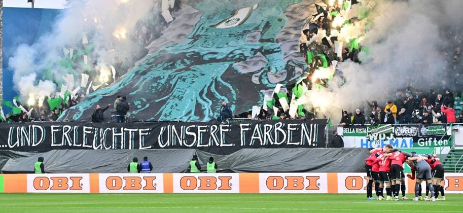 15 12 2024 Football season 2024 2025 2 Football Bundesliga 16 Matchday SpVgg Greuther Fürth Kleeblatt Hannover 96 Sportfoto Zink MeZi xmexzix DFL regulations prohibit any use of photographs as image sequences and or quasi video only for editorial use Teamkreis Mannschaft Team Hannover vor Spielbeginn Fans Fanblock Pyro Pyrotechnik Bengalos Bengalfackel Rauch Choreo Choreografie