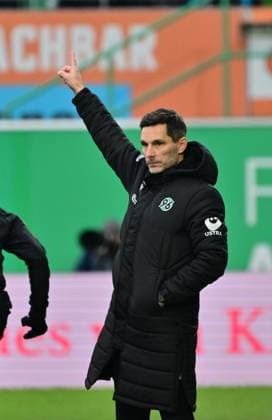15 12 2024 Soccer season 2024 2025 2 Soccer Bundesliga 16 Matchday SpVgg Greuther Fürth Kleeblatt Hannover 96 Sportfoto Zink MeZi xmexzix DFL regulations prohibit any use of photographs as image sequences and or quasi video only for editorial use Stefan Leitl Trainer Hannover 96 H96 zeigt deutet