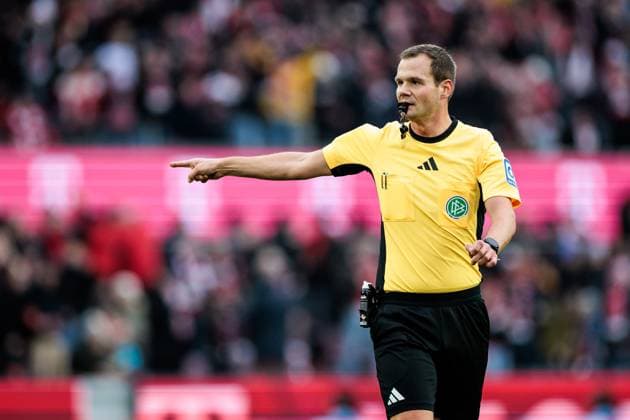 2 Soccer Bundesliga 1 FC Köln 1 FC Nürnberg 15 12 2024 Referee Robin Braun points to the spot Penalty for 1 FC Köln 2 Soccer Bundesliga 1 FC Köln 1 FC Nürnberg, Cologne, Rheinenergiestadion on 15 12 2024 DFL REGULATIONS PROHIBIT ANY USE OF PHOTOGRAPHS AS IMAGE SEQUENCES AND OR QUASI VIDEO Copyright: xBEAUTIFULxSPORTS Wunderlx