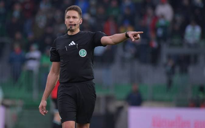 15 12 2024, xblx, Soccer 2 Bundesliga, Spvgg Greuther Fuerth Hannover 96 emspor, v l Referee Tobias Reichel DFL DFB REGULATIONS PROHIBIT ANY USE OF PHOTOGRAPHS as IMAGE SEQUENCES and or QUASI VIDEO Fuerth