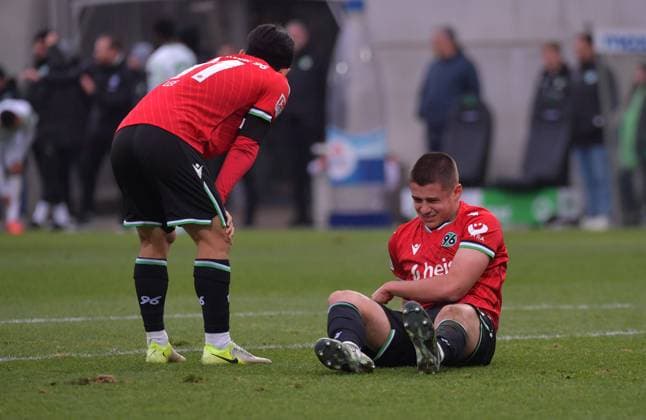 15 12 2024, xblx, Fußball 2 Bundesliga, Spvgg Greuther Fuerth Hannover 96 emspor, v l Hyun ju Lee Hannover 96 , Nicolo Tresoldi Hannover 96 , verletzt, Verletzung, DFL DFB REGULATIONS PROHIBIT ANY USE OF PHOTOGRAPHS as IMAGE SEQUENCES and or QUASI VIDEO Fuerth
