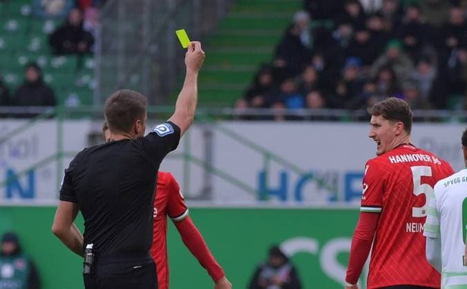 15 12 2024, xblx, Fußball 2 Bundesliga, Spvgg Greuther Fuerth Hannover 96 emspor, v l Schiedsrichter Tobias Reichel, Gelbe Karte fuer, receive a yellow card, Phil Neumann Hannover 96 DFL DFB REGULATIONS PROHIBIT ANY USE OF PHOTOGRAPHS as IMAGE SEQUENCES and or QUASI VIDEO Fuerth