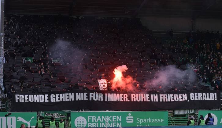 15 12 2024, xblx, Fußball 2 Bundesliga, Spvgg Greuther Fuerth Hannover 96 emspor, v l Plakate, Banner, Plakat, FREUNDE GEHEN NIE FÜR IMMER RUHE IN FRIEDEN, GERALD DFL DFB REGULATIONS PROHIBIT ANY USE OF PHOTOGRAPHS AS IMAGE SEQUENCES AND OR QUASI VIDEO Fuerth