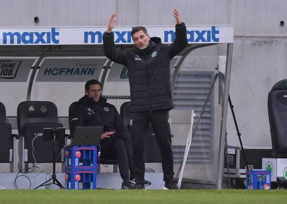 15 12 2024, xblx, Fußball 2 Bundesliga, Spvgg Greuther Fuerth Hannover 96 emspor, v l Trainer Stefan Leitl Coach Hannover 96 DFL DFB REGULATIONS PROHIBIT ANY USE OF PHOTOGRAPHS as IMAGE SEQUENCES and or QUASI VIDEO Fuerth