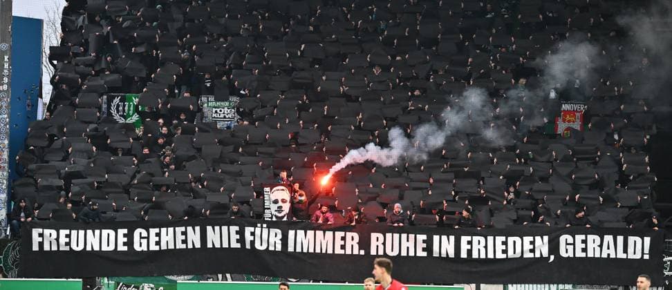 15 12 2024 Soccer Season 2024 2025 2 Soccer Bundesliga 16 Matchday SpVgg Greuther Fürth Kleeblatt Hannover 96 Sportfoto Zink xwoxzix DFL regulations prohibit any use of photographs as image sequences and or quasi video only for editorial use Fans Fanblock Hannover Mourning Choreo Choreography Pyro Pyrotechnics Bengalos Bengal torch Smoke