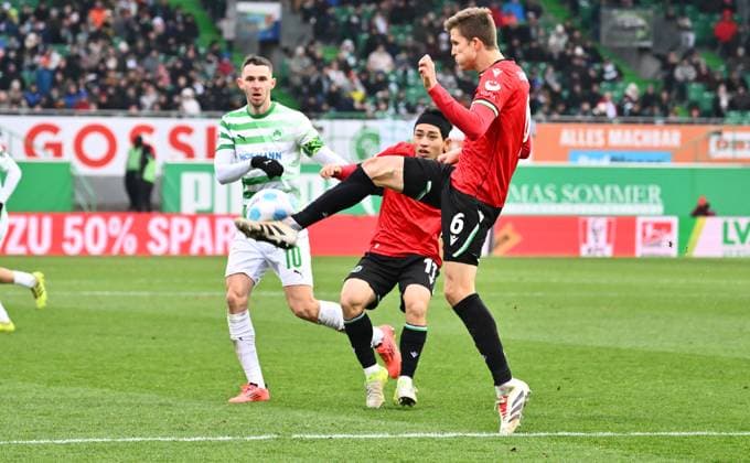 15 12 2024 Soccer season 2024 2025 2 Soccer Bundesliga 16 Matchday SpVgg Greuther Fürth Kleeblatt Hannover 96 Sportfoto Zink xwoxzix DFL regulations prohibit any use of photographs as image sequences and or quasi video only for editorial use Fabian Kunze 6, Hannover 96 H96 Hyunju Lee 11, Hannover 96 H96 before Branimir Hrgota 10, SpVgg Greuther Fürth