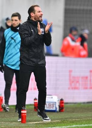 15 12 2024 Soccer Season 2024 2025 2 Soccer Bundesliga 16 Matchday SpVgg Greuther Fürth Kleeblatt Hannover 96 Sportfoto Zink xwoxzix DFL regulations prohibit any use of photographs as image sequences and or quasi video only for editorial use Jan Siewert Trainer SpVgg Greuther Fürth