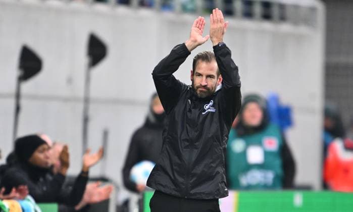 15 12 2024 Soccer Season 2024 2025 2 Soccer Bundesliga 16 Matchday SpVgg Greuther Fürth Kleeblatt Hannover 96 Sportfoto Zink xwoxzix DFL regulations prohibit any use of photographs as image sequences and or quasi video only for editorial use Jan Siewert Trainer SpVgg Greuther Fürth applauds claps