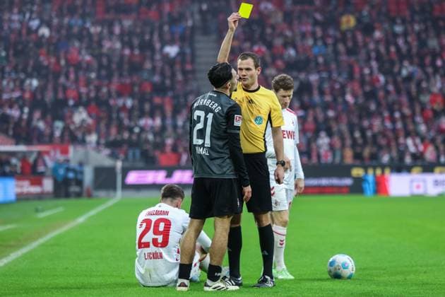 Soccer 2 Bundesliga 16 Matchday 1 FC Köln 1 FC Nürnberg on 15 12 2024 at RheinEnergieStadion in Köln Referee Dr Robin Braun Wuppertal , right shows Berkay Yilmaz Nürnberg , left shows the yellow card DFL regulations prohibit any use of photographs as image sequences and or quasi video xJRx
