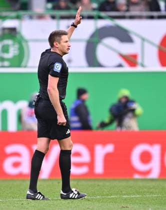 15 12 2024 Soccer Season 2024 2025 2 Soccer Bundesliga 16 Matchday SpVgg Greuther Fürth Kleeblatt Hannover 96 Sportfoto Zink xwoxzix DFL regulations prohibit any use of photographs as image sequences and or quasi video only for editorial use Tobias Reichel Referee