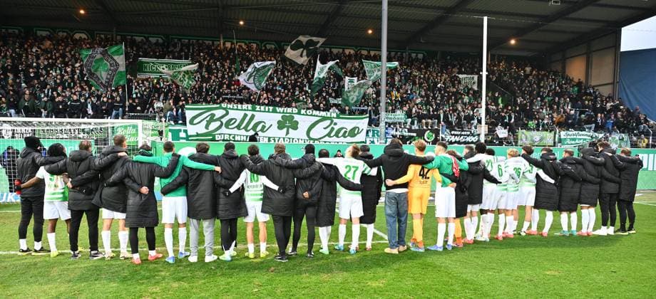 15 12 2024 Soccer Season 2024 2025 2 Soccer Bundesliga 16 Matchday SpVgg Greuther Fürth Kleeblatt Hannover 96 Sportfoto Zink xwoxzix DFL regulations prohibit any use of photographs as image sequences and or quasi video only for editorial use Mannschaft Team Fürth vor Greutherfürthfans Fans Fanblock Kleeblattfans nach Spielende