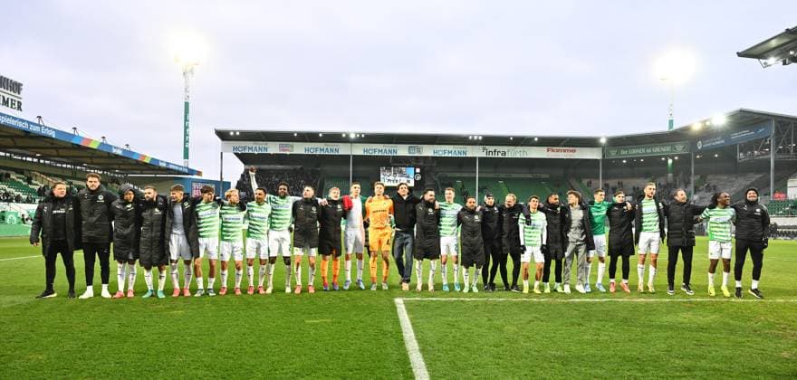 15 12 2024 Soccer Season 2024 2025 2 Soccer Bundesliga 16 Matchday SpVgg Greuther Fürth Kleeblatt Hannover 96 Sportfoto Zink xwoxzix DFL regulations prohibit any use of photographs as image sequences and or quasi video only for editorial use Mannschaft Team in front of Greutherfürthfans Fans Fanblock Kleeblattfans after the end of the match
