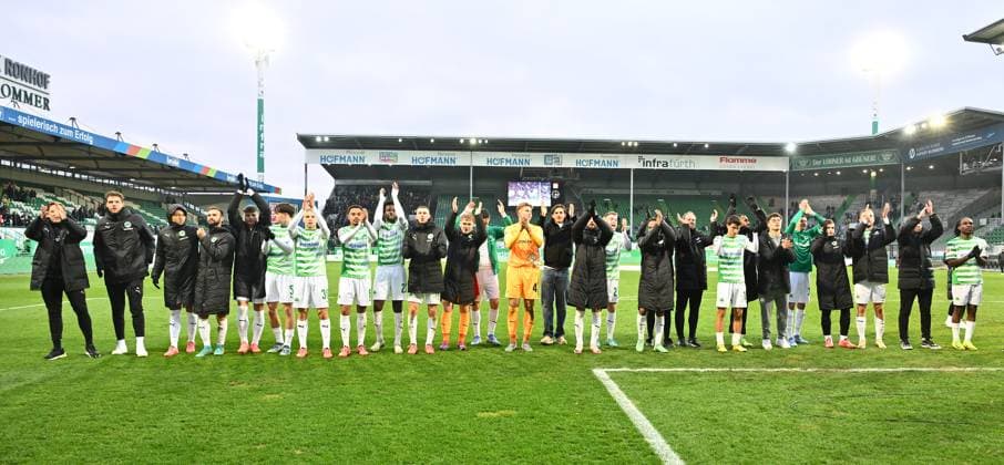 15 12 2024 Soccer Season 2024 2025 2 Soccer Bundesliga 16 Matchday SpVgg Greuther Fürth Kleeblatt Hannover 96 Sportfoto Zink xwoxzix DFL regulations prohibit any use of photographs as image sequences and or quasi video only for editorial use Mannschaft Team in front of Greutherfürthfans Fans Fanblock Kleeblattfans after the end of the match