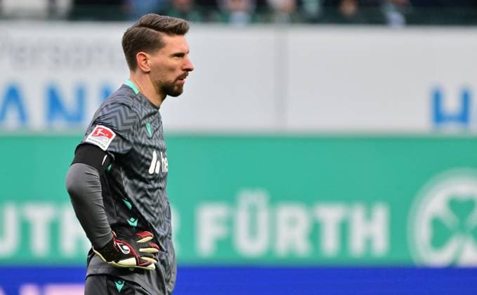 15 12 2024 Soccer season 2024 2025 2 Soccer Bundesliga 16 Matchday SpVgg Greuther Fürth Kleeblatt Hannover 96 Sportfoto Zink MeZi xmexzix DFL regulations prohibit any use of photographs as image sequences and or quasi video only for editorial use Ron Robert Zieler 1, Hannover 96 H96 disappointed disappointment