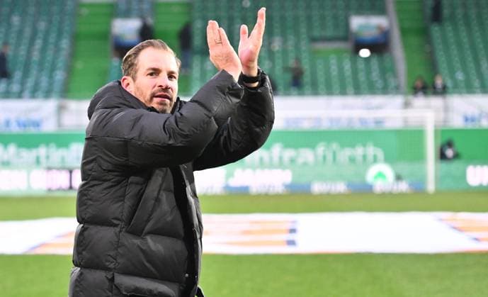 15 12 2024 Soccer season 2024 2025 2 Soccer Bundesliga 16 Matchday SpVgg Greuther Fürth Kleeblatt Hannover 96 Sportfoto Zink xwoxzix DFL regulations prohibit any use of photographs as image sequences and or quasi video only for editorial use Jan Siewert Trainer SpVgg Greuther Fürth applauds claps