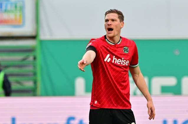 15 12 2024 Soccer season 2024 2025 2 Soccer Bundesliga 16 Matchday SpVgg Greuther Fürth Kleeblatt Hannover 96 Sportfoto Zink MeZi xmexzix DFL regulations prohibit any use of photographs as image sequences and or quasi video only for editorial use Marcel Halstenberg 23, Hannover 96 H96 conducts