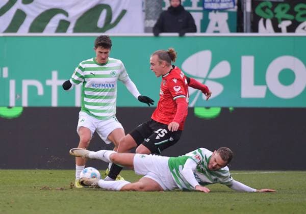 15 12 2024, xblx, Fußball 2 Bundesliga, Spvgg Greuther Fuerth Hannover 96 emspor, v l Marco Meyerhöfer Meyerhoefer SpVgg Greuther Fürth , Dennis Srbeny SpVgg Greuther Fürth , Lars Timo Gindorf Hannover 96 DFL DFB REGULATIONS PROHIBIT ANY USE OF PHOTOGRAPHS as IMAGE SEQUENCES and or QUASI VIDEO Fuerth