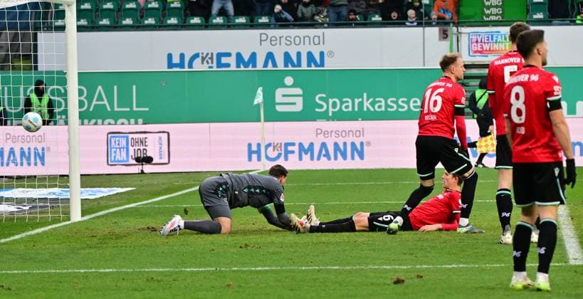 15 12 2024 Soccer Season 2024 2025 2 Soccer Bundesliga 16 Matchday SpVgg Greuther Fürth Kleeblatt Hannover 96 Sportfoto Zink MeZi xmexzix DFL regulations prohibit any use of photographs as image sequences and or quasi video only for editorial use Ron Robert Zieler 1, Hannover 96 H96 Fabian Kunze 6, Hannover 96 H96 Havard Nielsen 16, Hannover 96 H96 Phil Neumann 5, Hannover 96 H96 Enzo Leopold 8, Hannover 96 H96 disappointed Disappointment after conceding goal to 1 0