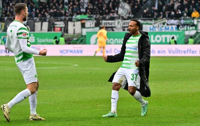 15 12 2024 Soccer season 2024 2025 2 Soccer Bundesliga 16 Matchday SpVgg Greuther Fürth Kleeblatt Hannover 96 Sportfoto Zink MeZi xmexzix DFL regulations prohibit any use of photographs as image sequences and or quasi video only for editorial use Jubel Freude Dennis Srbeny 7, SpVgg Greuther Fürth Julian Green 37, SpVgg Greuther Fürth, right